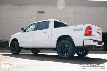 1500 Laramie on Method 315 | Fabtech Lift