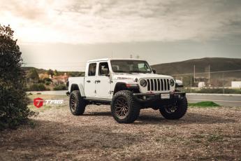 20' Gladiator Rubicon on Vossen HF-2 Wheels